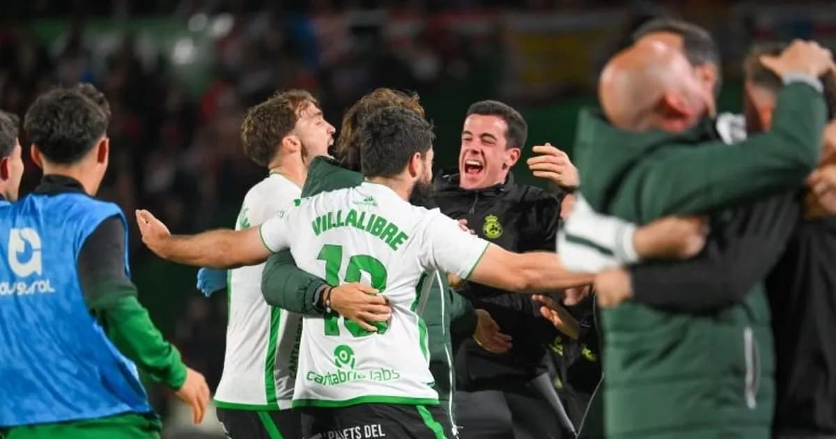 Villalibre brilla y asegura la cima del Racing ante Sporting en LaLiga Hypermotion