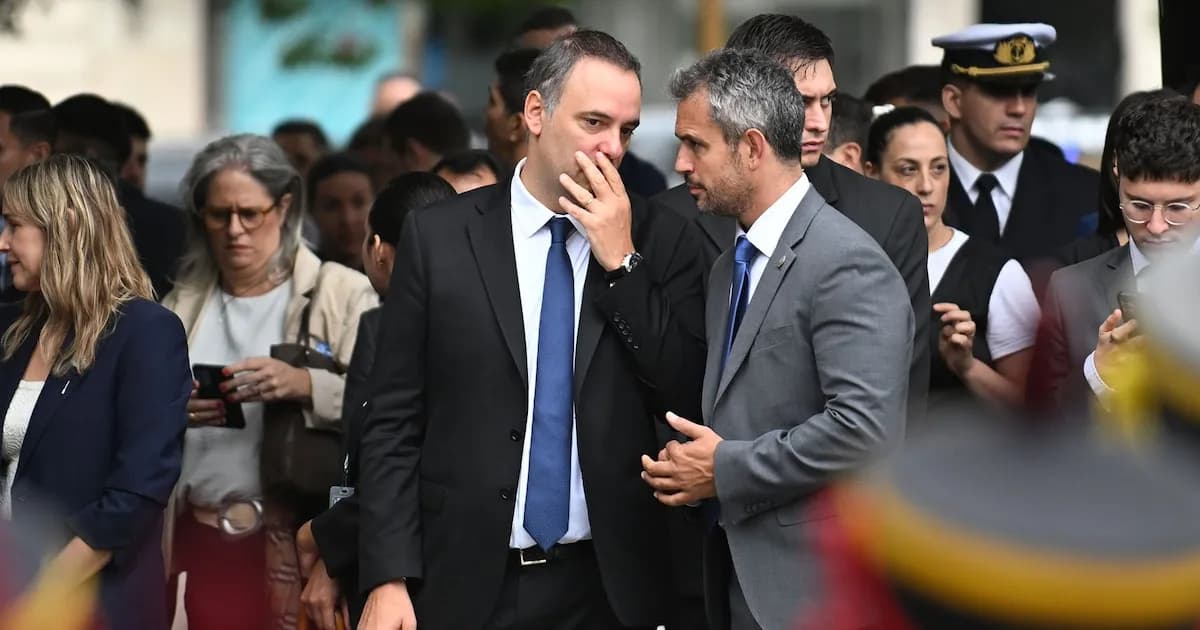 El encuentro de Milei y Adorni en el acto por Malvinas: gestos de apoyo y tensiones en el Gabinete