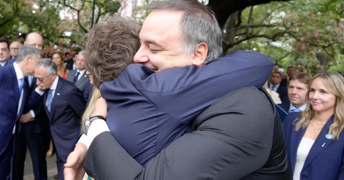 Milei abraza a Adorni en acto por Malvinas: un mensaje de unidad en medio de la controversia