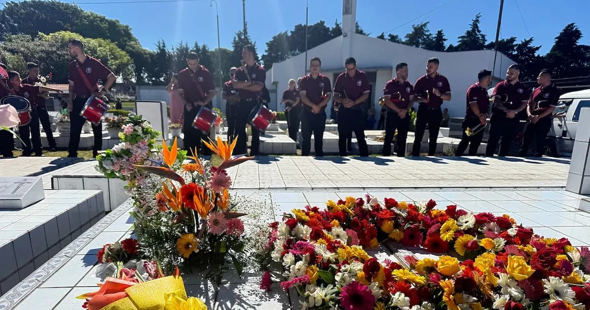 Costarricenses rinden homenaje a sus seres queridos en Jueves Santo
