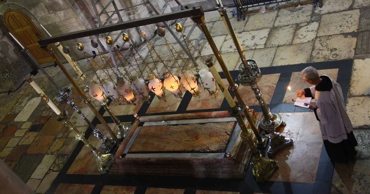 Sábado Santo: el día que el tiempo parece suspendido, en el que la espera lo inunda todo mientras, en el silencio, late la redención