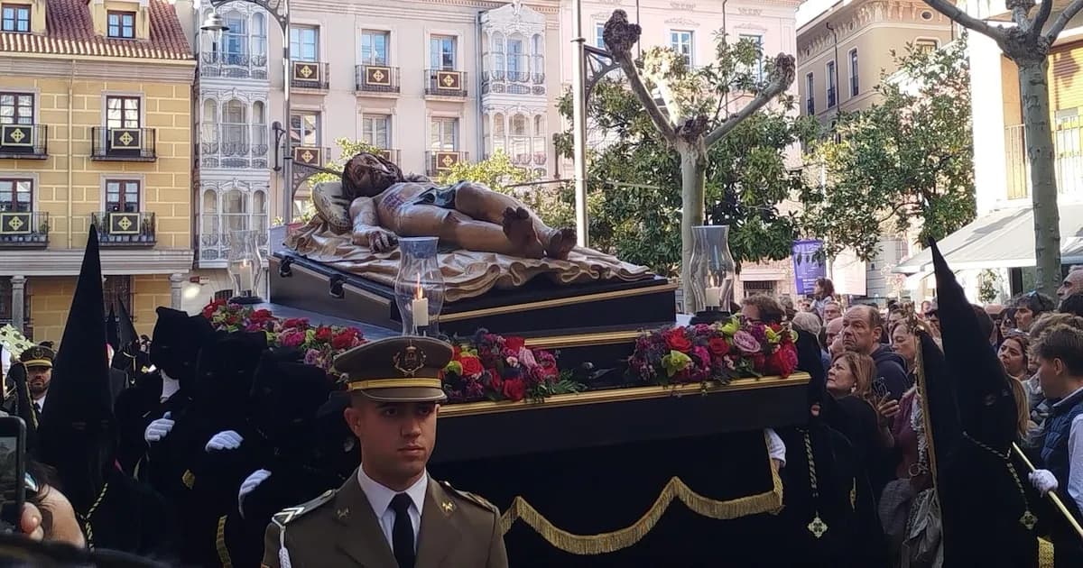 Masiva asistencia al emotivo traslado del 'Cristo Yacente' en Valladolid