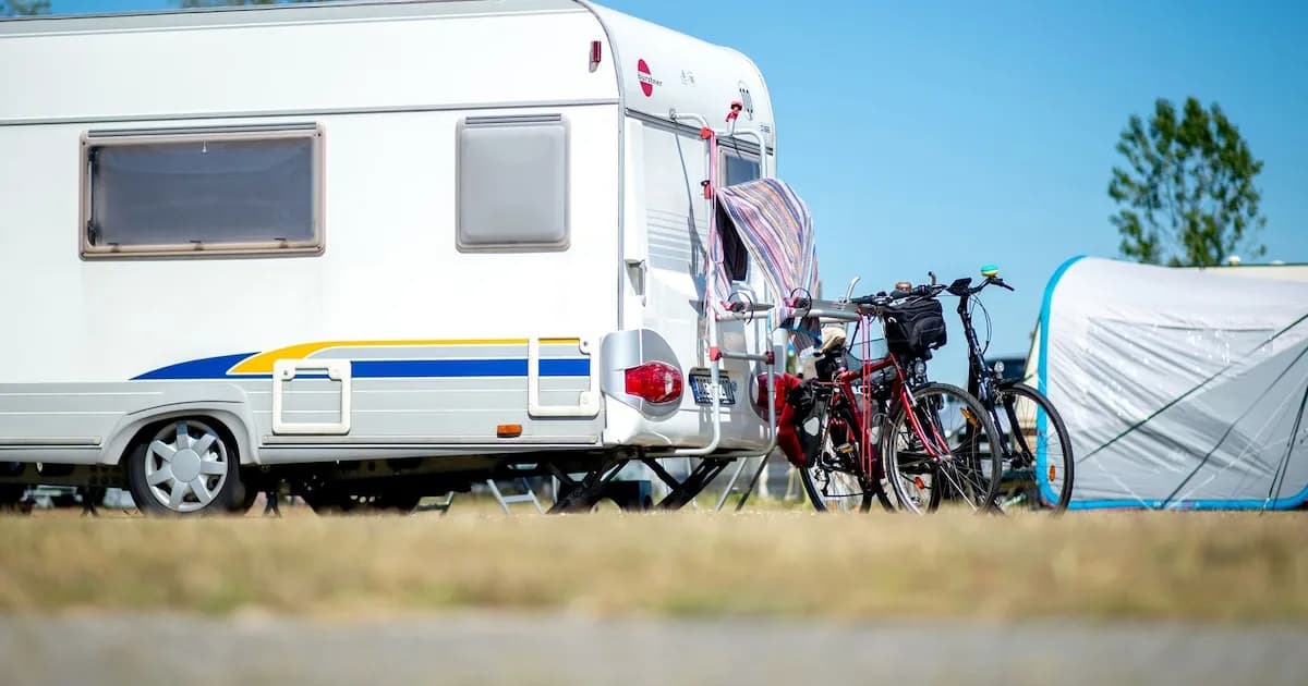 Desalojo sorpresivo: una pareja pierde su hogar tras 40 años en un camping francés