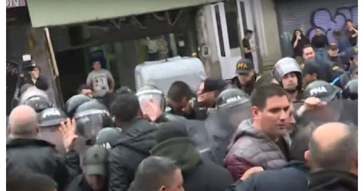 Conflicto en Puente Pueyrredón: enfrentamientos entre manifestantes y fuerzas de seguridad