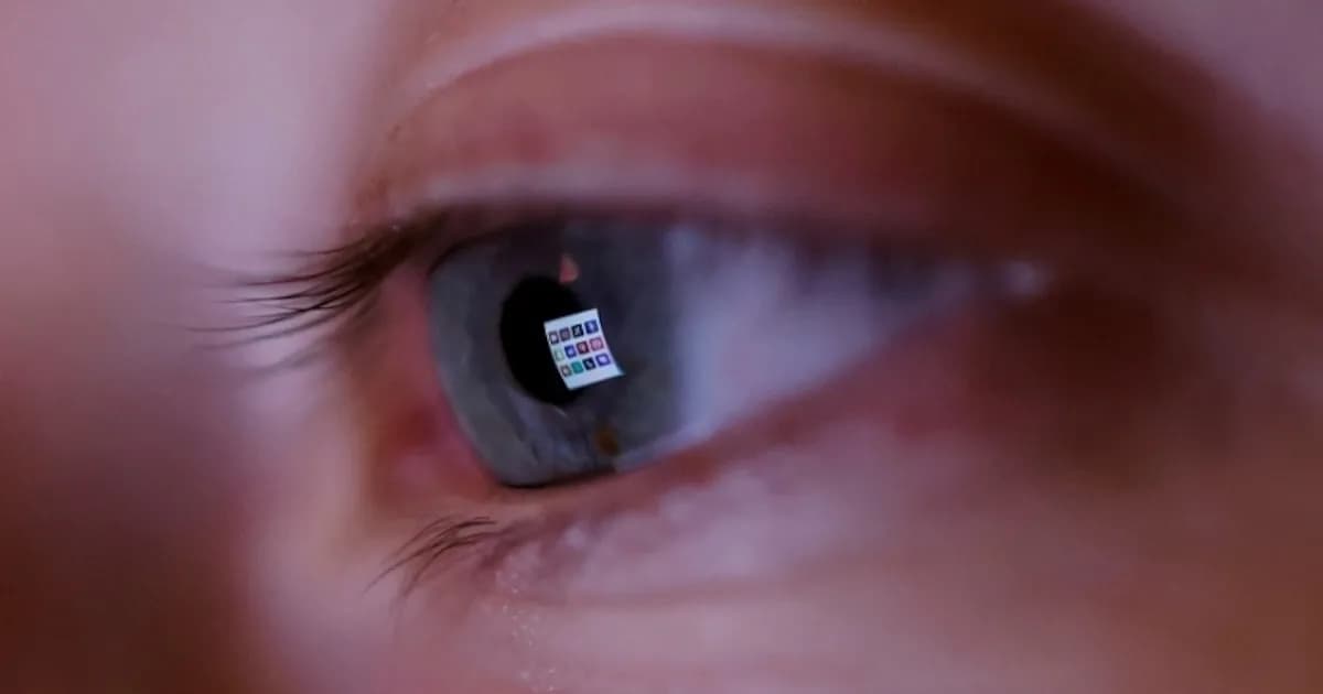 Massachusetts impulsa un proyecto pionero para regular redes sociales y celulares en escuelas