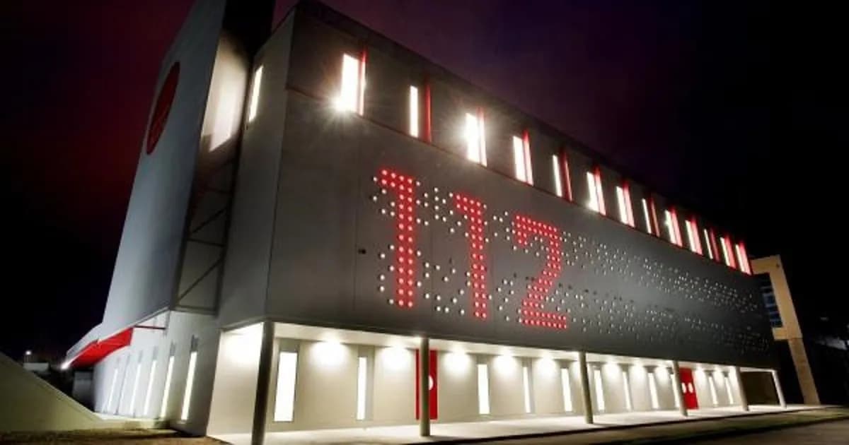 Explosión y fuego destruyen dos vehículos en Ribeira, A Coruña