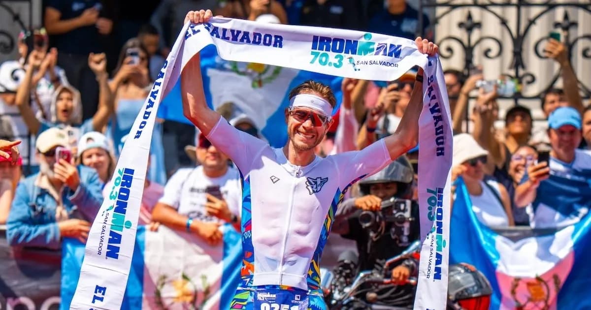 Raúl Tejada se consagra campeón del IRONMAN 70.3 en San Salvador