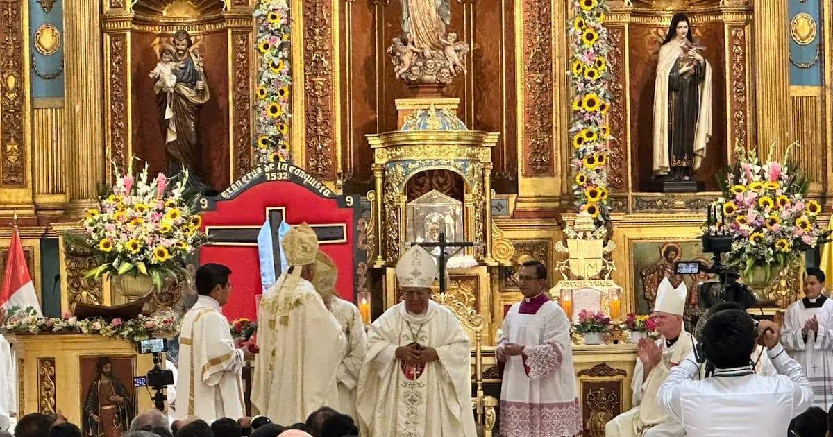 El Papa obsequia un pectoral al nuevo arzobispo de Piura, Luciano Maza