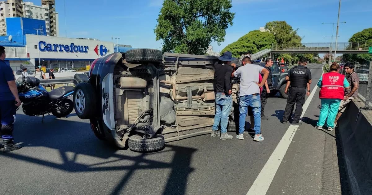 Accidente en la General Paz: camioneta volcó y generó caos vehicular