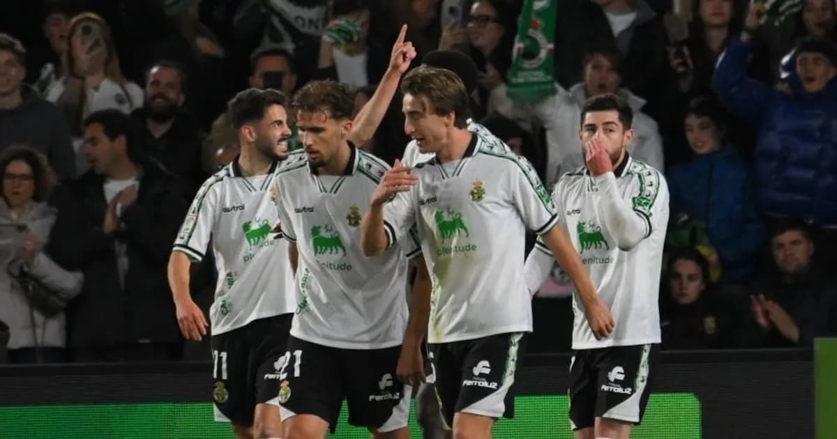 Racing de Santander se afianza en la cima tras golear a Almería
