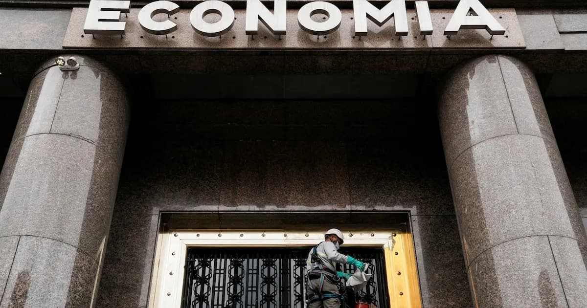 El Tesoro Argentino Enfrenta Vencimientos Millonarios y Busca Extender Plazos de Deuda