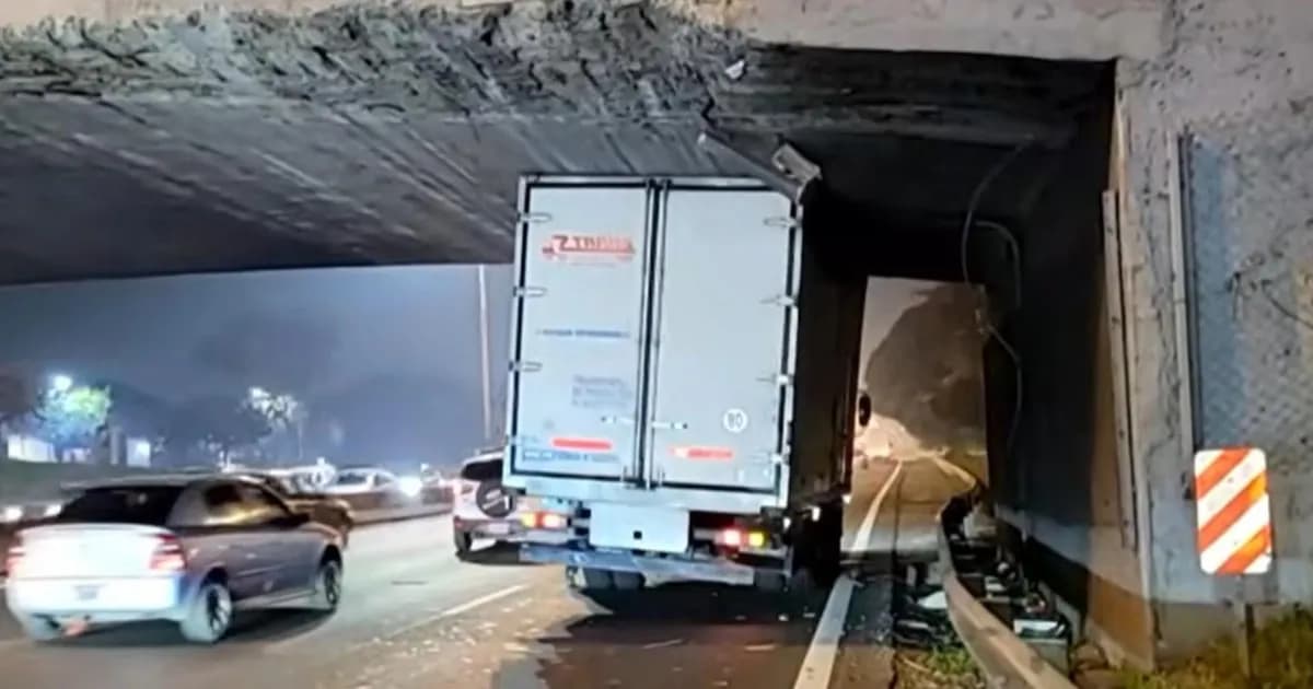 Camión queda atrapado bajo un puente en la Avenida General Paz, causando demoras significativas