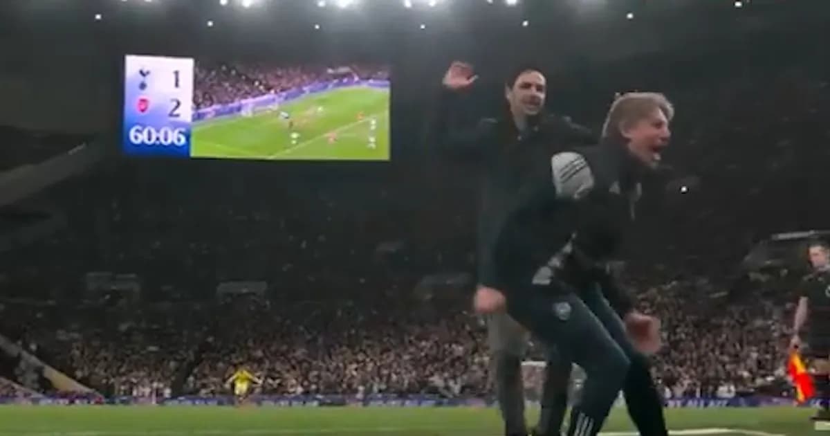 Heinze celebra el triunfo del Arsenal en el clásico londinense ante el Tottenham