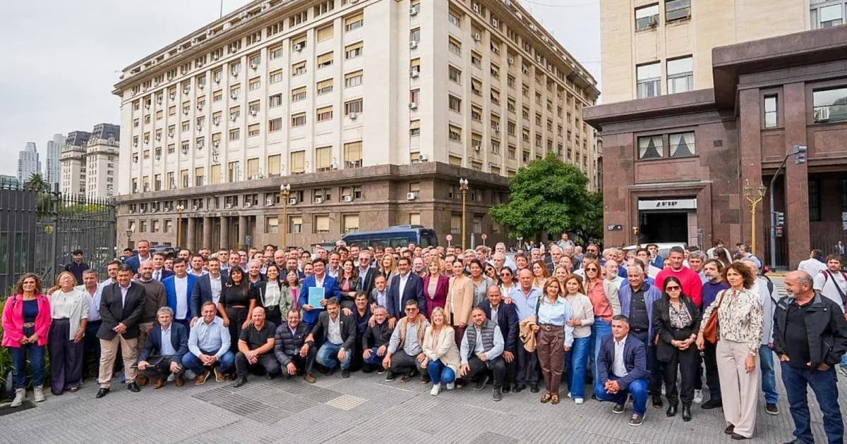 Intendentes de Argentina exigen fondos y reactivación de obras en el Ministerio de Economía