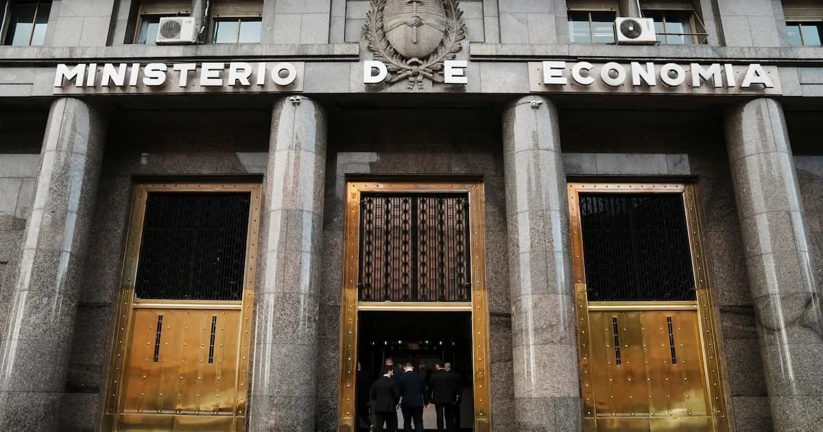 El Gobierno busca captar más dólares y extender plazos en crucial licitación de deuda