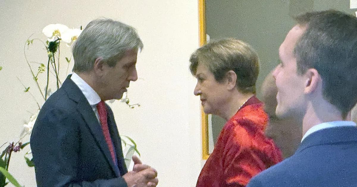 Caputo y Georgieva discuten la inflación argentina en el FMI durante Sesiones de Primavera
