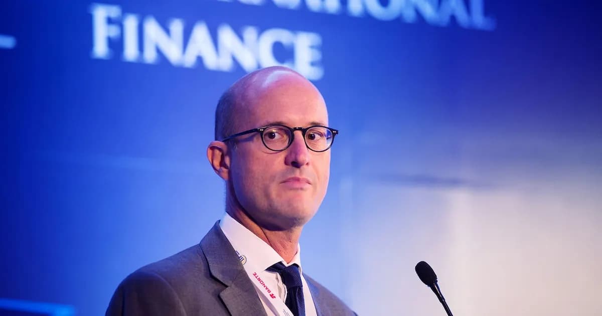 Robin Brooks critica nuevamente la política cambiaria de Milei y sus riesgos para Argentina