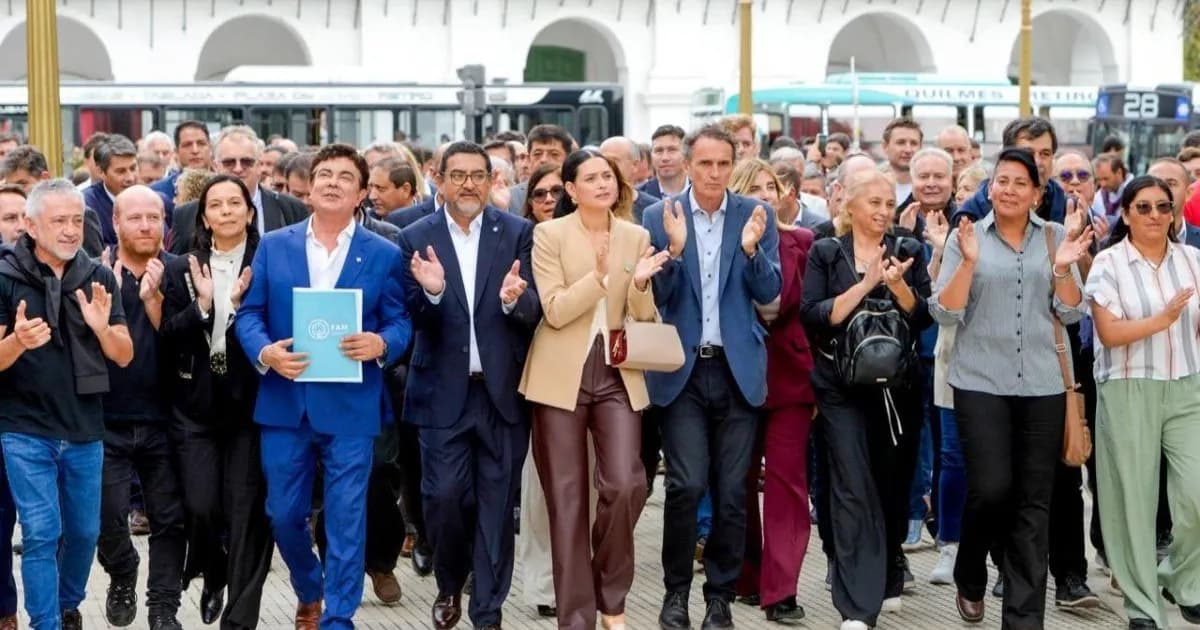 Intendentes de la FAM evalúan denuncia por malversación contra Luis Caputo