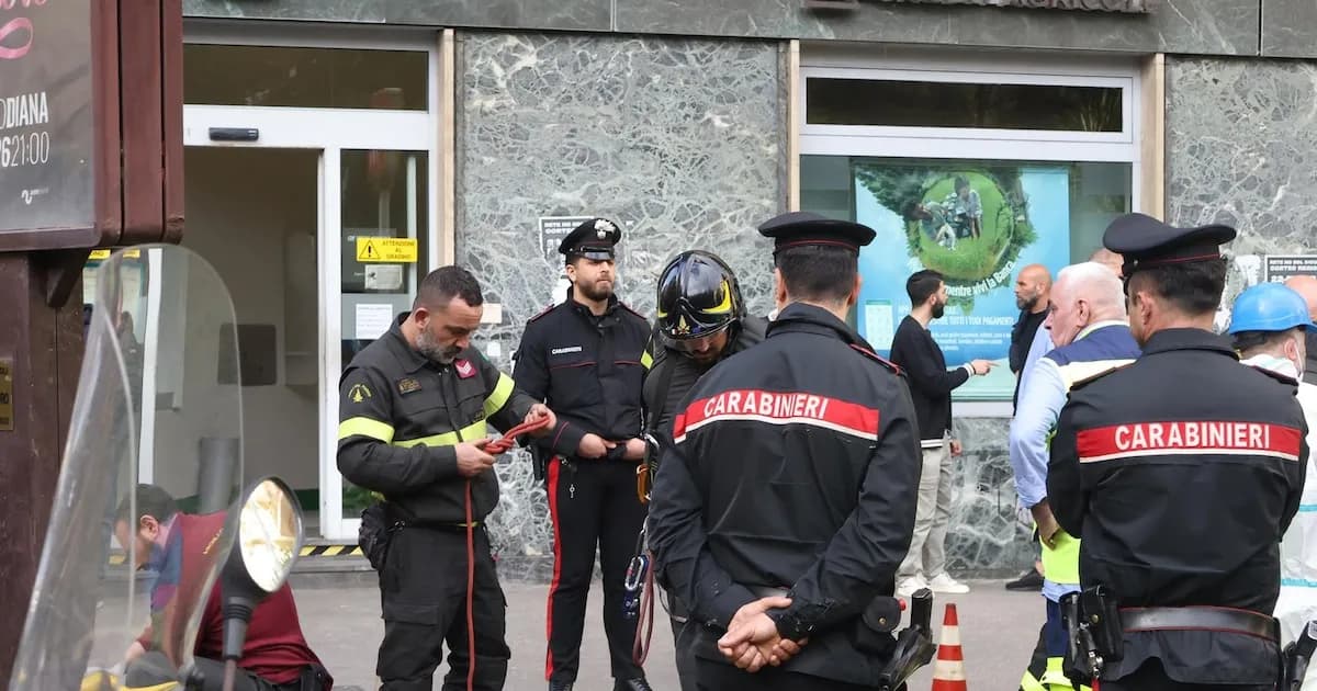 Atracadores escapan de banco en Nápoles tras liberar a rehenes y robar cajas de seguridad