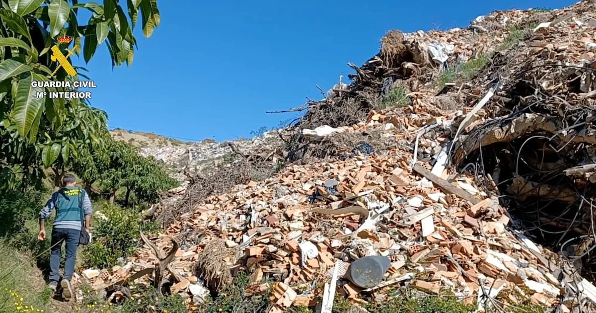 Doce personas bajo investigación por vertido ilegal de 167.000 toneladas de desechos en Málaga