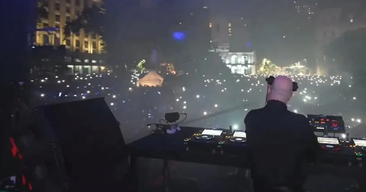 Masiva celebración en Plaza de Mayo rinde homenaje al Papa Francisco con fiesta electrónica