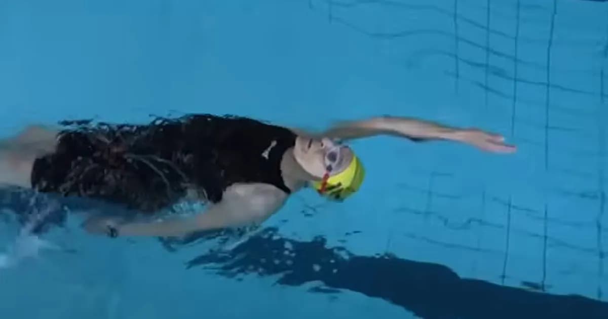 Jane Asher: La nadadora británica de 95 años que desafía los límites de la edad en el agua