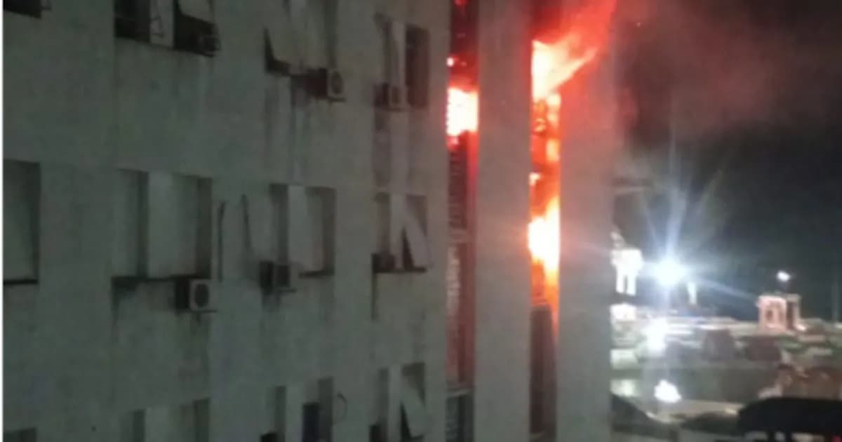 Incendio en el Edificio Libertad: bomberos logran controlar las llamas, pero el humo entorpece las investigaciones