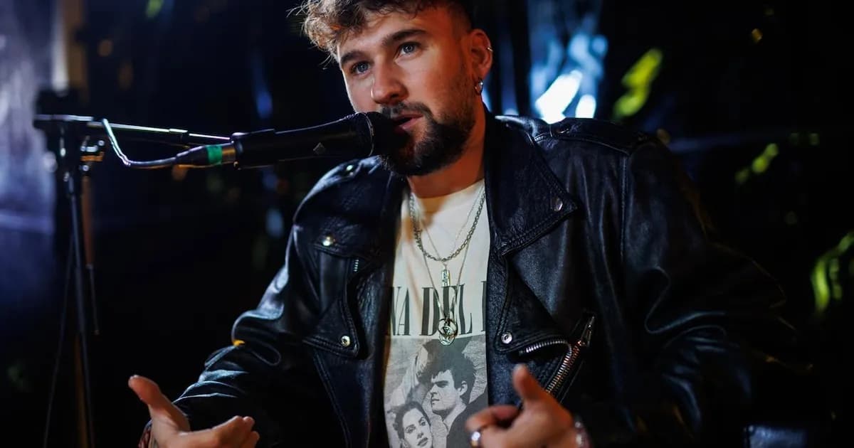 Dani Fernández sufre un accidente en concierto y se someterá a cirugía urgente