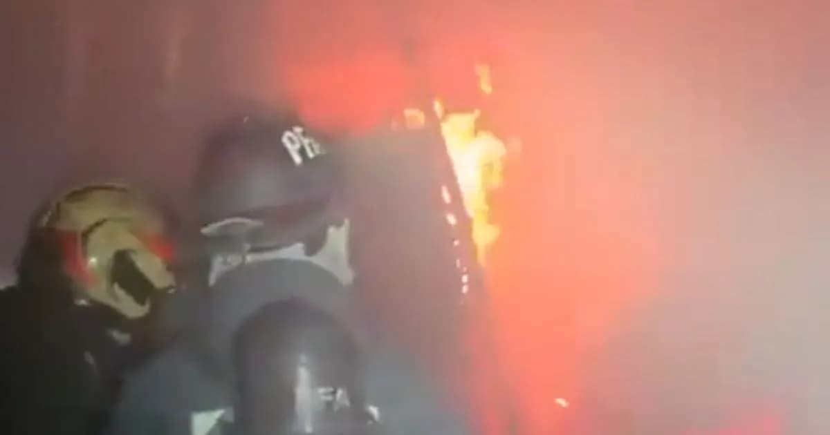 Incendio devastador en el Edificio Libertad de la Armada Argentina: 75 evacuados y daños severos