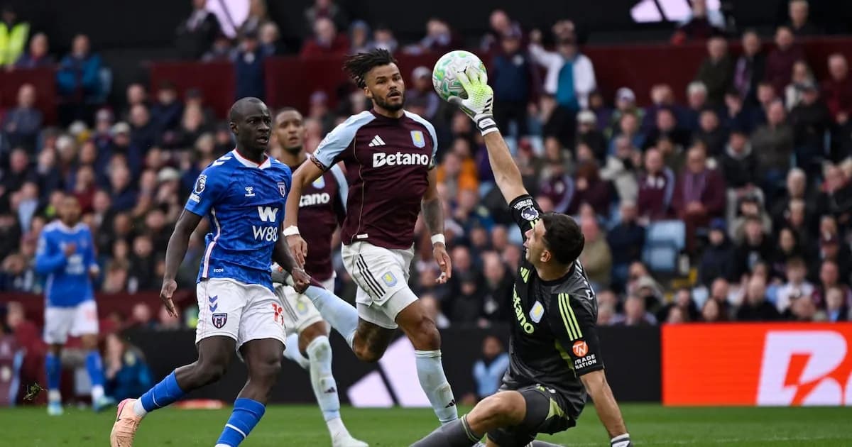 Dibu Martínez brilla con atajadas en el agónico triunfo del Aston Villa