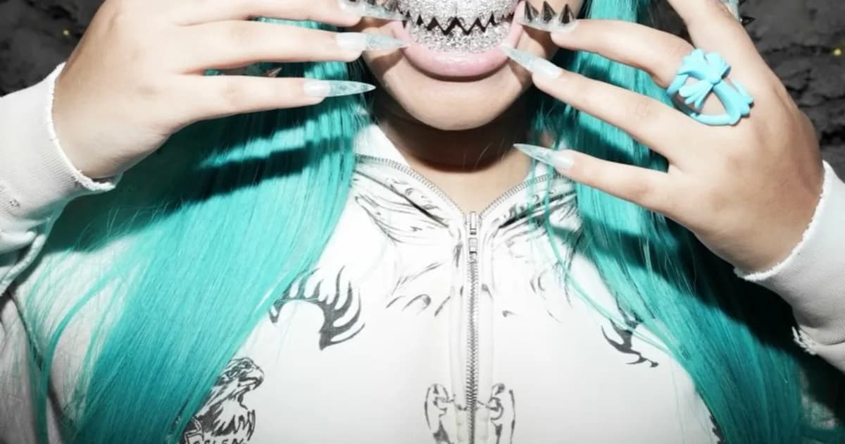 North West sorprende con grills de oro blanco y se vuelve viral en redes sociales