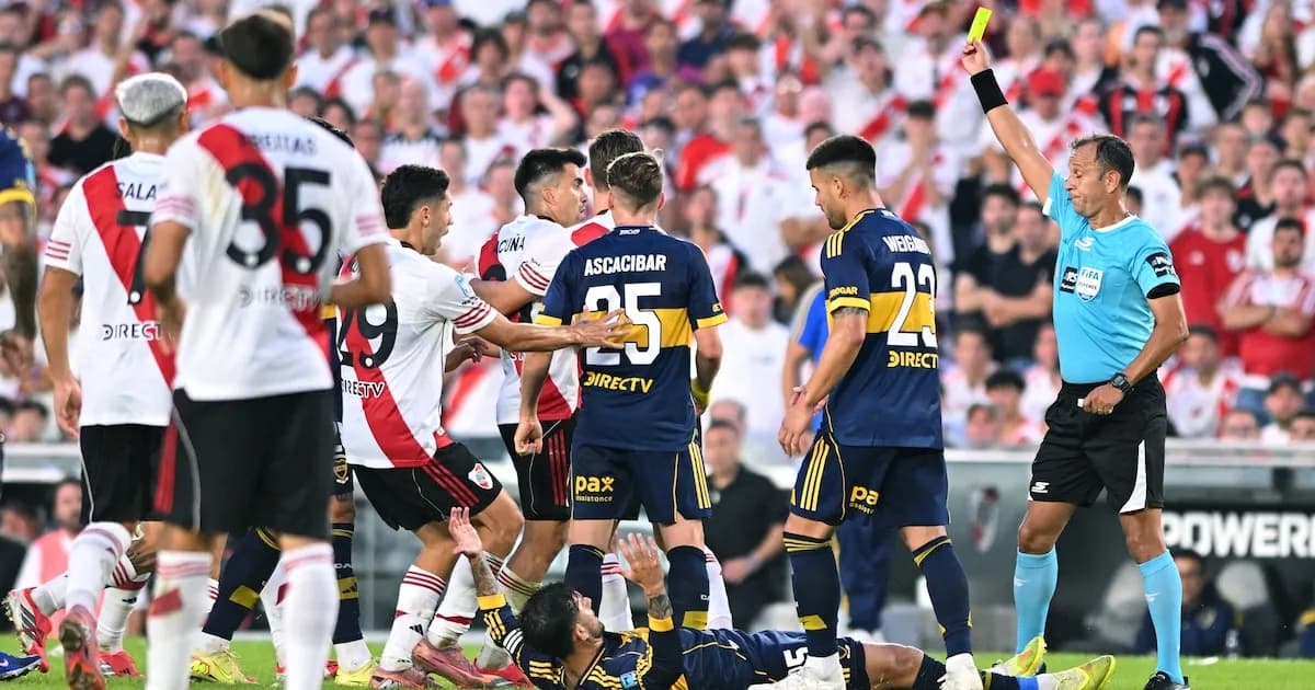 Tensión y polémica: el enfrentamiento entre Acuña y Paredes en el Superclásico argentino