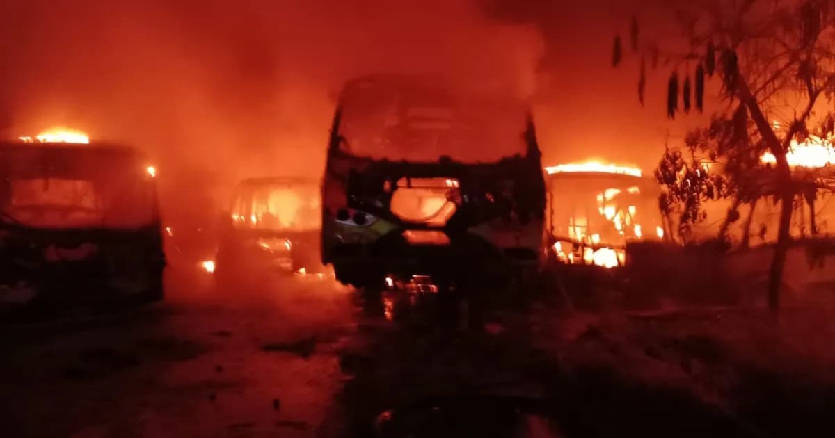 Incendio en Metrolínea de Girón consume 14 buses y se investigan posibles causas intencionadas