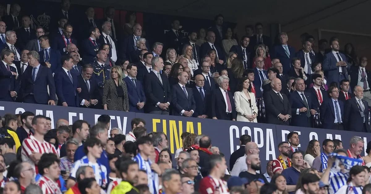 Ayuso saluda a futbolistas y defiende el himno español en la final de la Copa del Rey