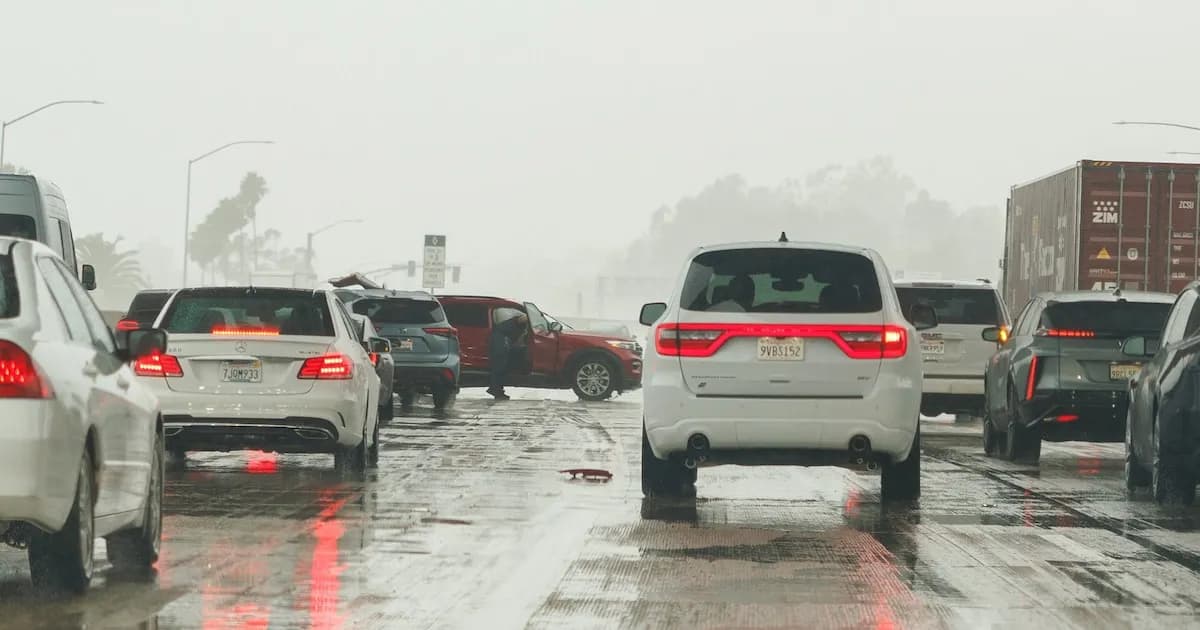 Peligro en las rutas de California: lluvias aumentan riesgo de accidentes viales