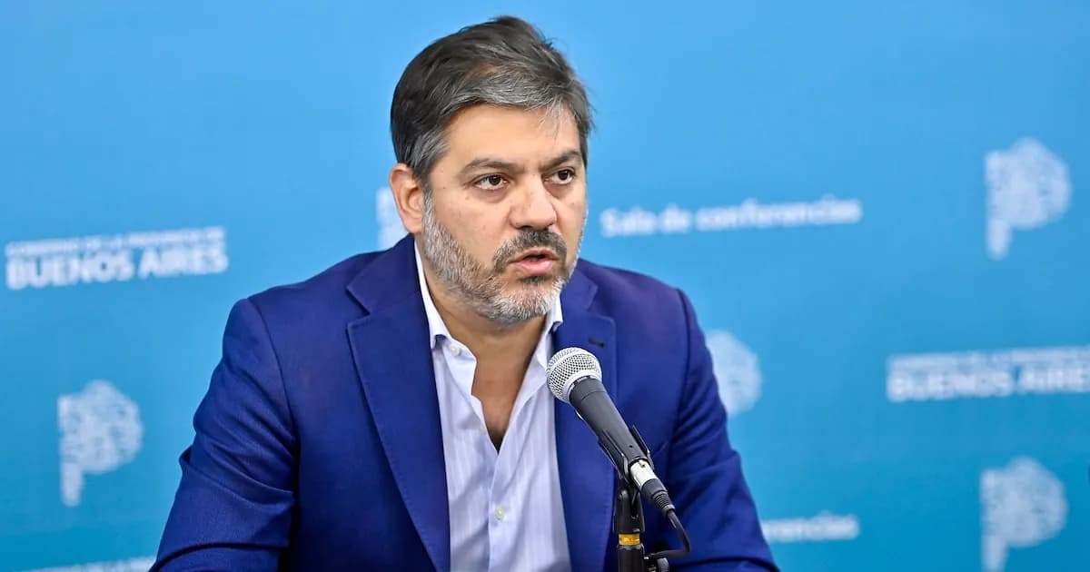 Carlos Bianco regresa al país tras ser operado de apendicitis en Barcelona