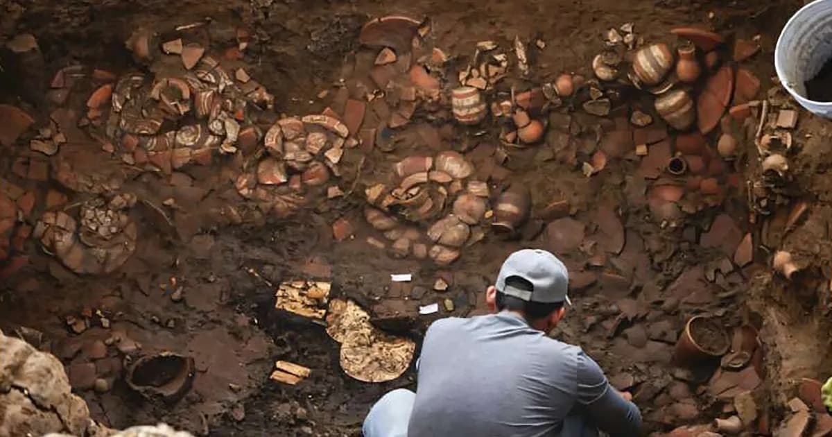 Hallan en Panamá una tumba milenaria con tesoros de oro y cerámica
