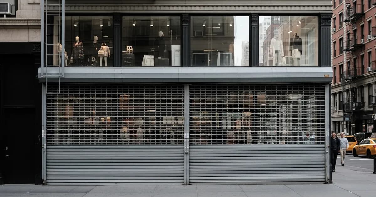 Nueva York implementará la prohibición de persianas metálicas opacas en 2026