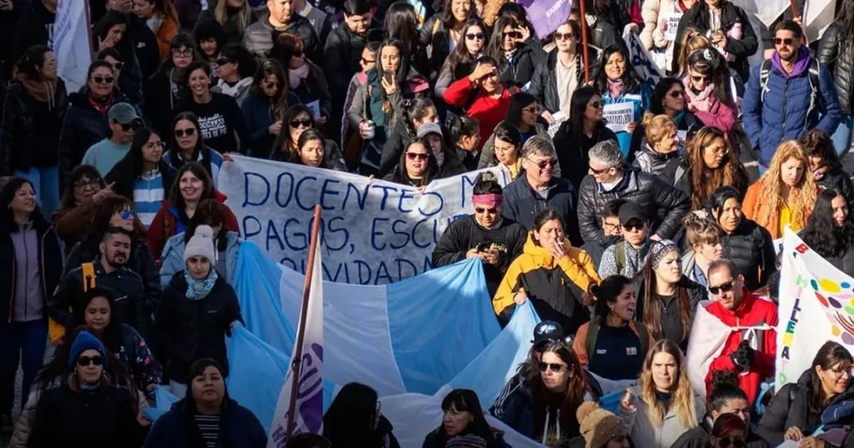 Crisis Salarial en el Sur: Conflictos Docentes en Río Negro, Santa Cruz y Tierra del Fuego