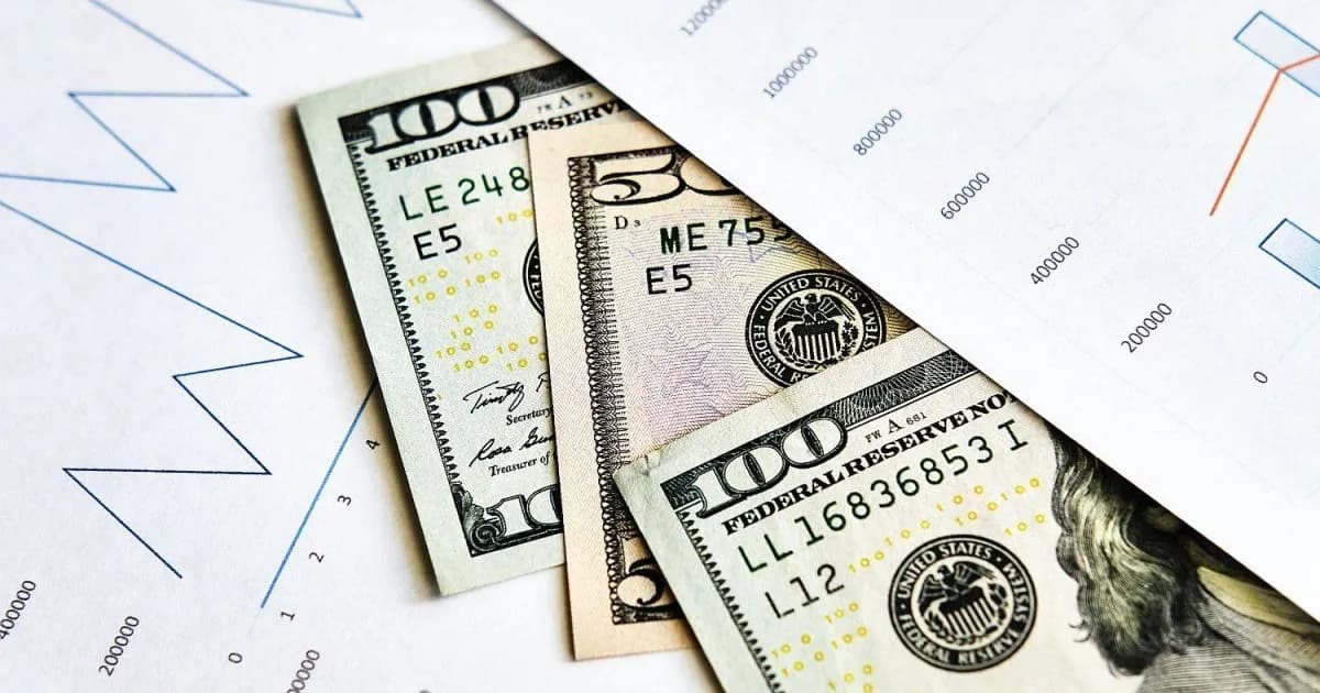 Mientras el mercado permanece atento al Congreso, los bonos en dólares suben pero las acciones caen