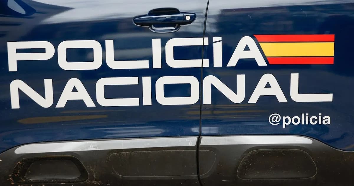 Mujer multada con 2.295 euros por difamación a un policía en redes sociales