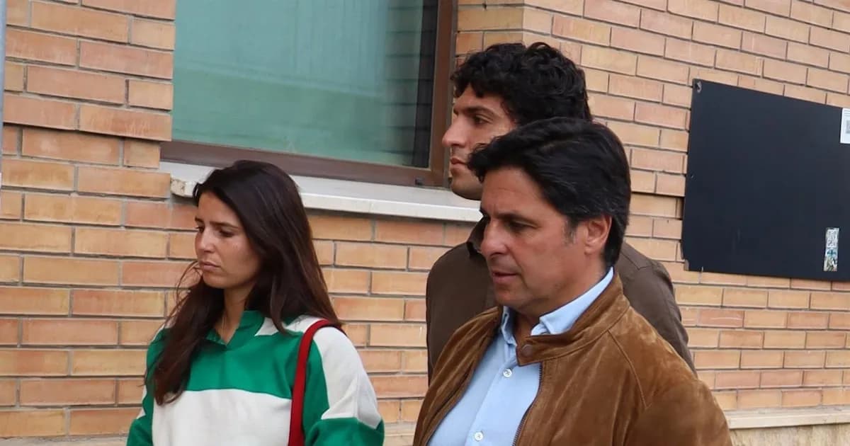 Tana Rivera, junto a Fran Rivera y Tomás Páramo, acompaña a Roca Rey en el hospital