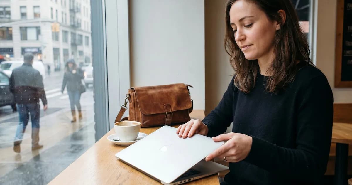 Cuidado: cerrar la laptop sin apagar puede causar daños graves