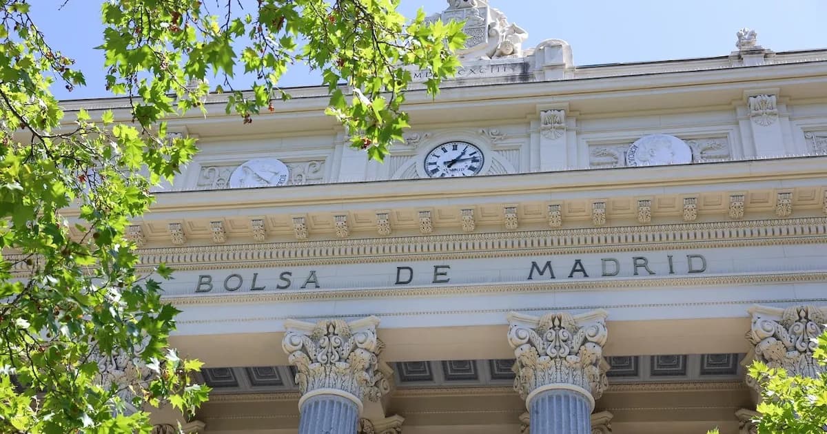 El Ibex 35 inicia la semana en alza y supera los 17.700 puntos, mientras el petróleo sigue en ascenso