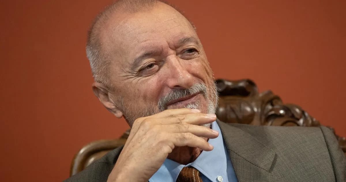 Pérez-Reverte critica la literatura actual y presenta nueva aventura de Alatriste