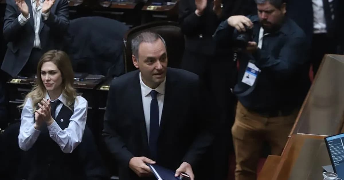 Manuel Adorni rinde cuentas en el Congreso sobre sus viajes al exterior