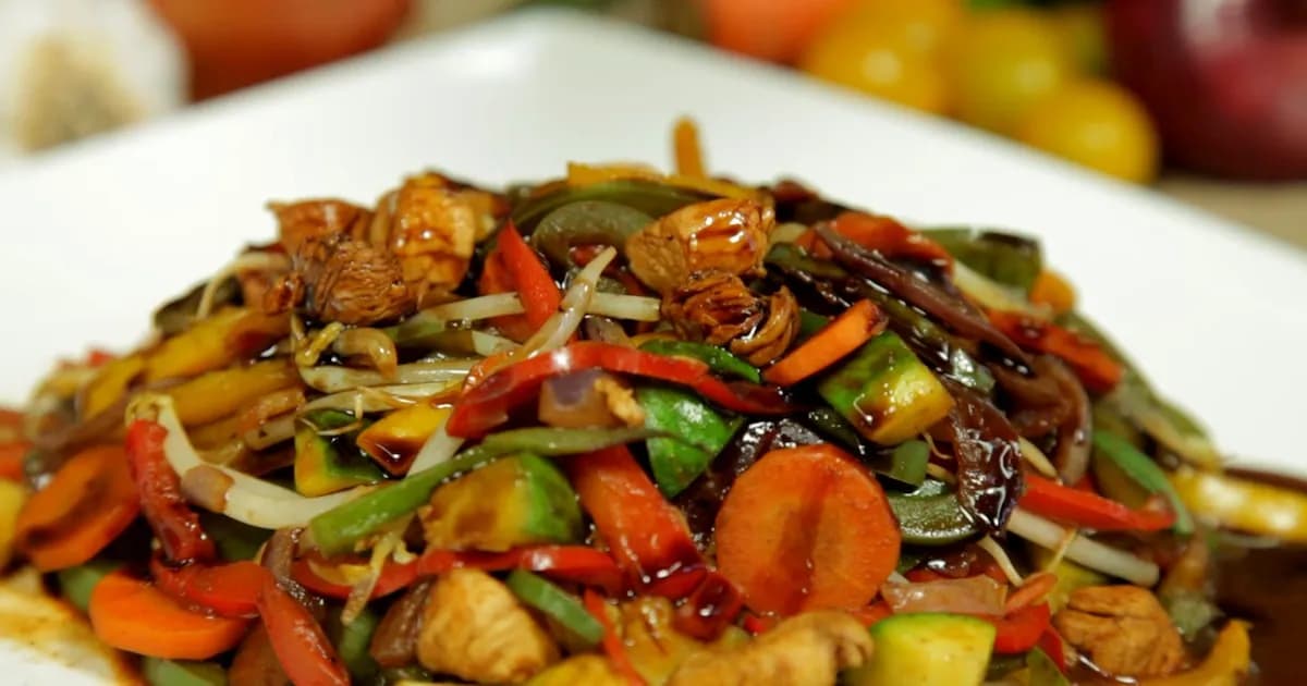 Disfrutá un delicioso chop suey de pollo: receta rápida y colorida