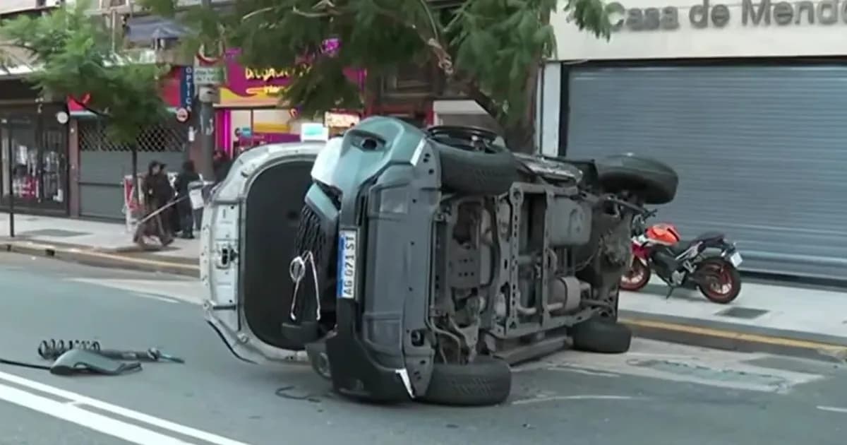 Choque en Balvanera: patrullero vuelca y deja siete heridos en pleno centro de Buenos Aires
