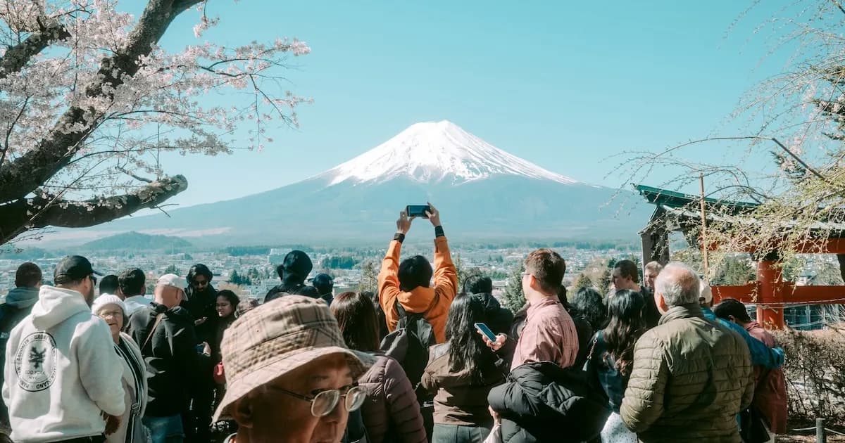 Fujiyoshida enfrenta desafíos por el turismo descontrolado en el monte Fuji