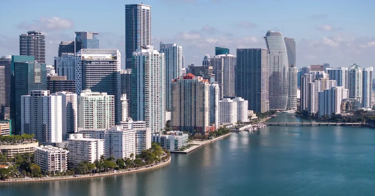 Aumento de cuotas de seguros y HOA: Un desafío para los propietarios en Miami